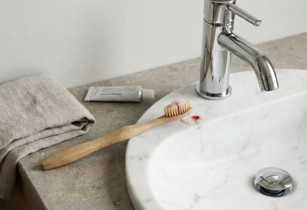 Por qué sangran las encías al cepillarse